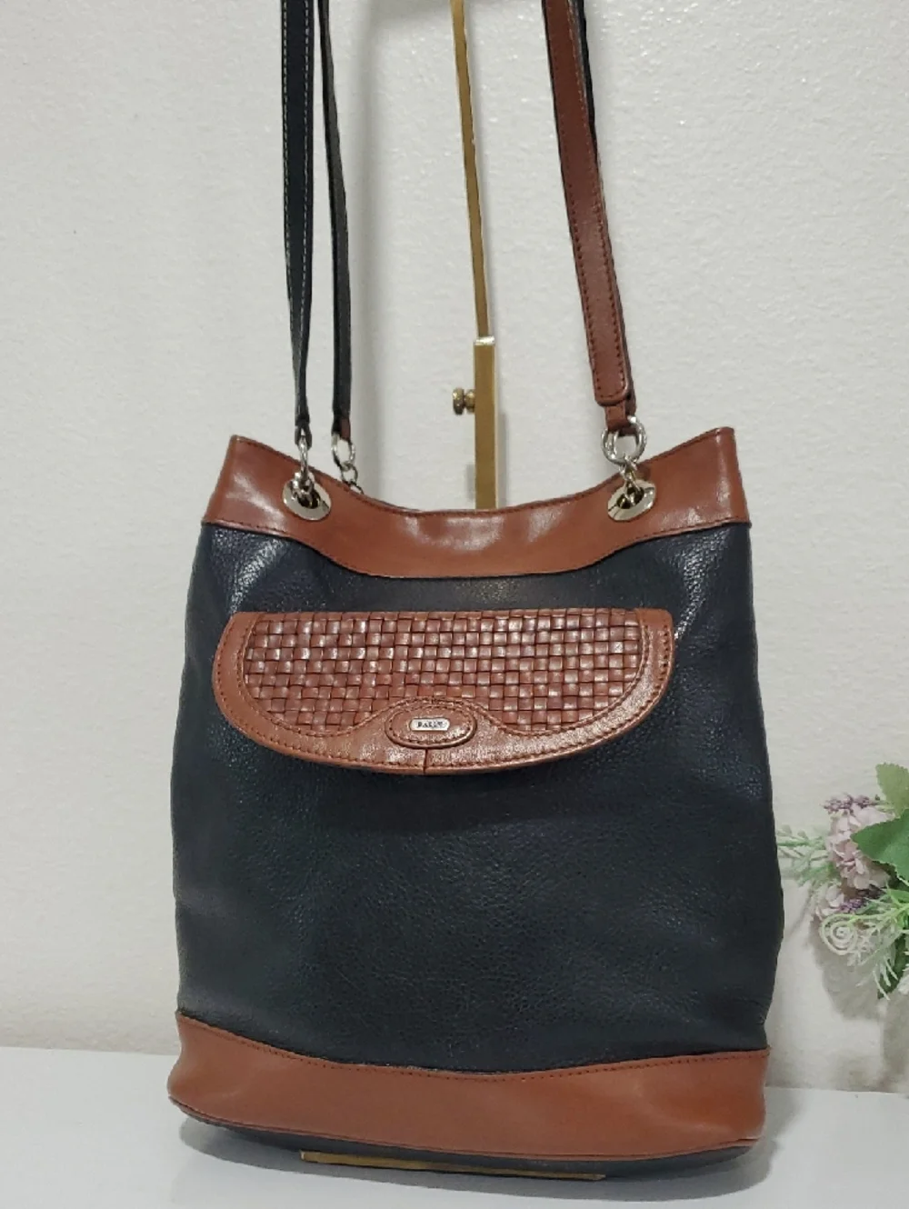 🇮🇹Vintage Bally Pebbled Black Leather Brown Trim Chain Shoulder Bag🤎🖤 - Picture 3 of 16